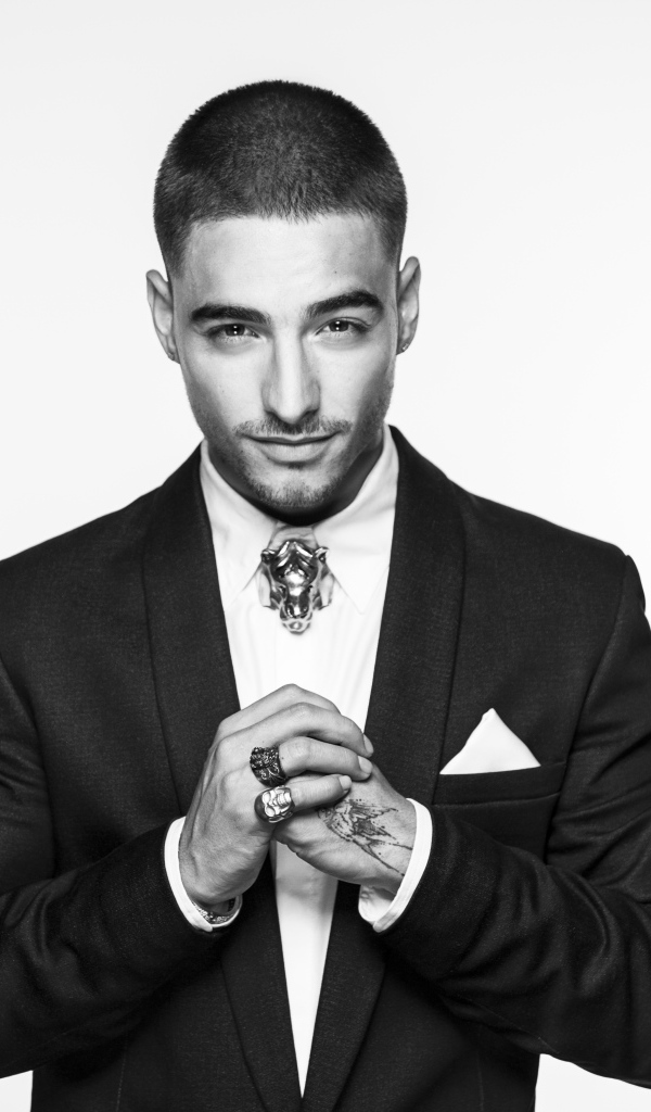 Певец Малума в костюме, черно-белое фото 