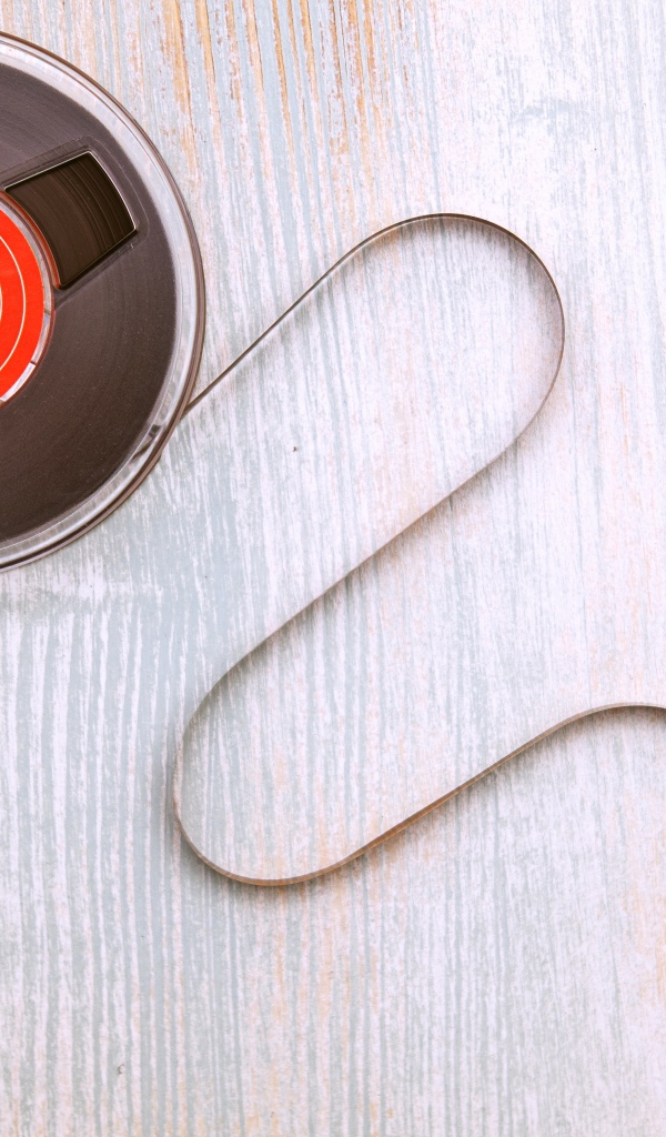 Старая катушка бобины с пленкой на столе