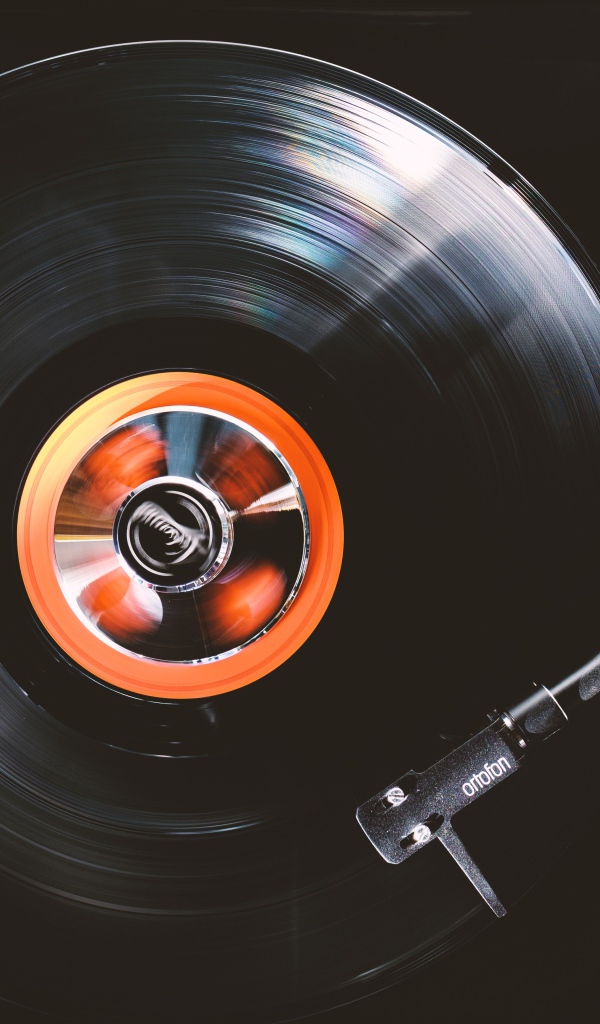 Старая виниловая пластинка на проигрывателе