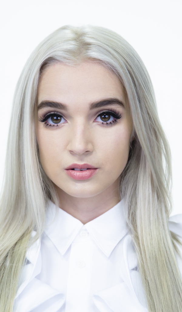 Певица Poppy на белом фоне 