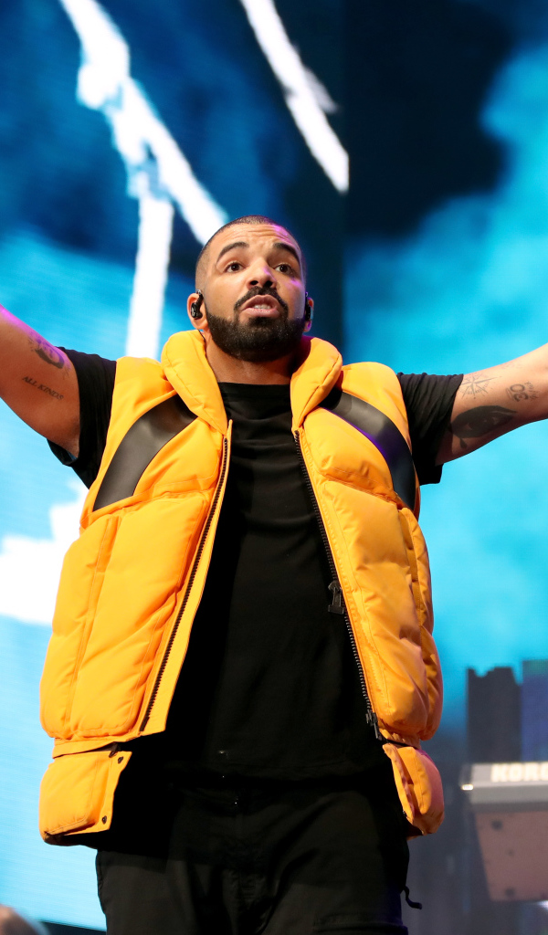 Популярный рэпер Дрэйк выступает на сцене