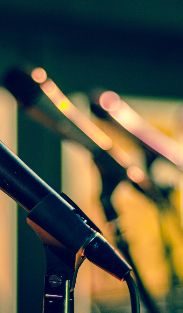 Профессиональный микрофон вокалиста на стойке