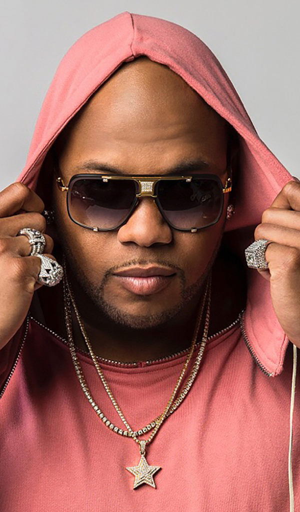 Рэпер Flo Rida на сером фоне