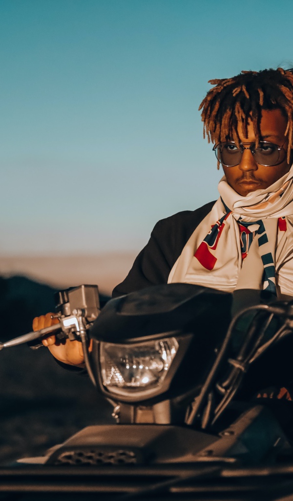 Рэпер Juice WRLD с девушкой на квадроцикле