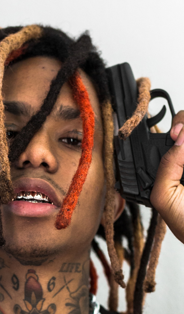 Рэпер Lil Gnar  с пистолетом в руке