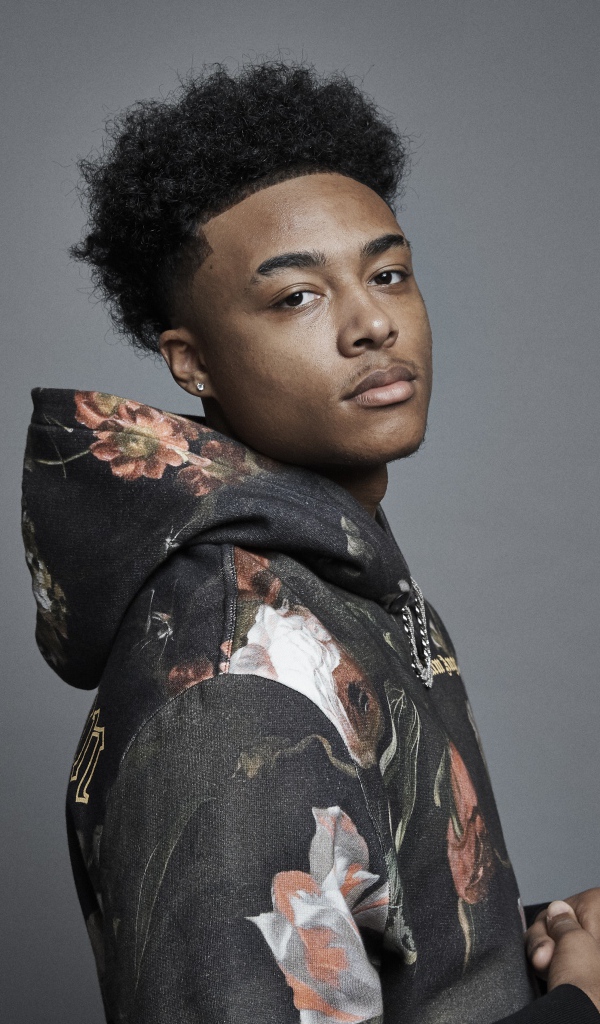 Рэпер Luh Kel на сером фоне