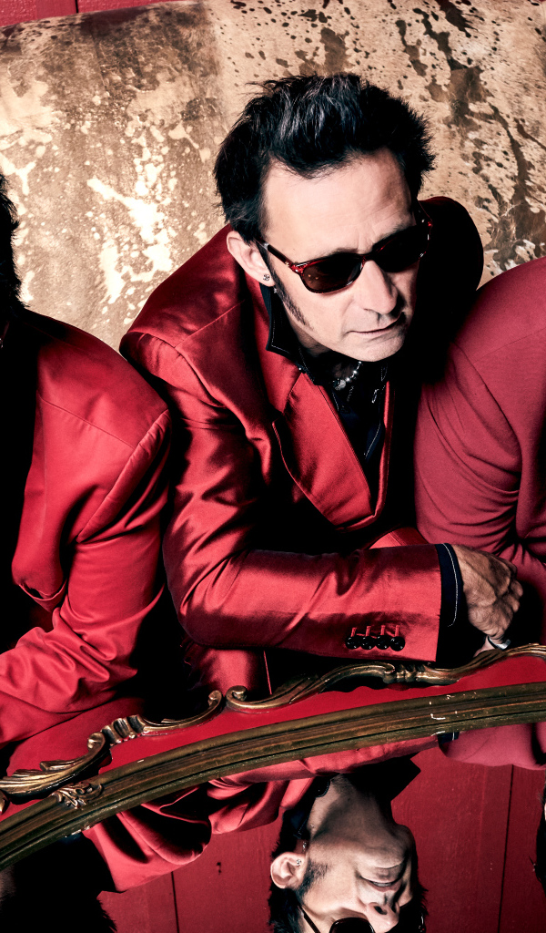 Рок группа Green Day в красных костюмах