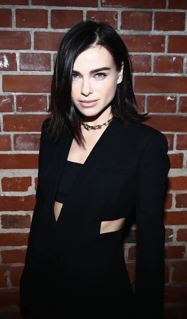 Российская певица Елена Темникова на фоне стены 