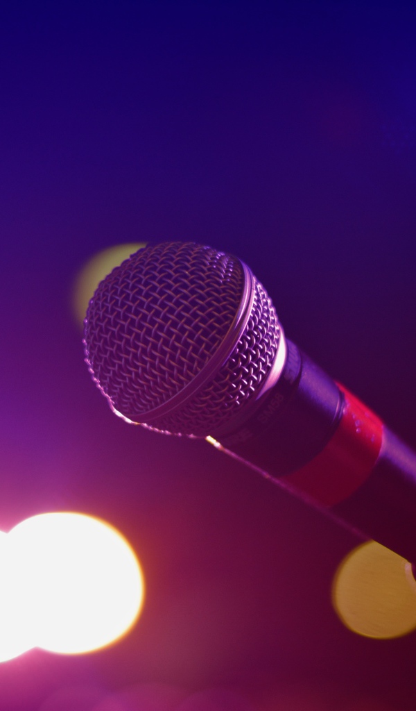 Микрофон  SHURE на стойке на концерте