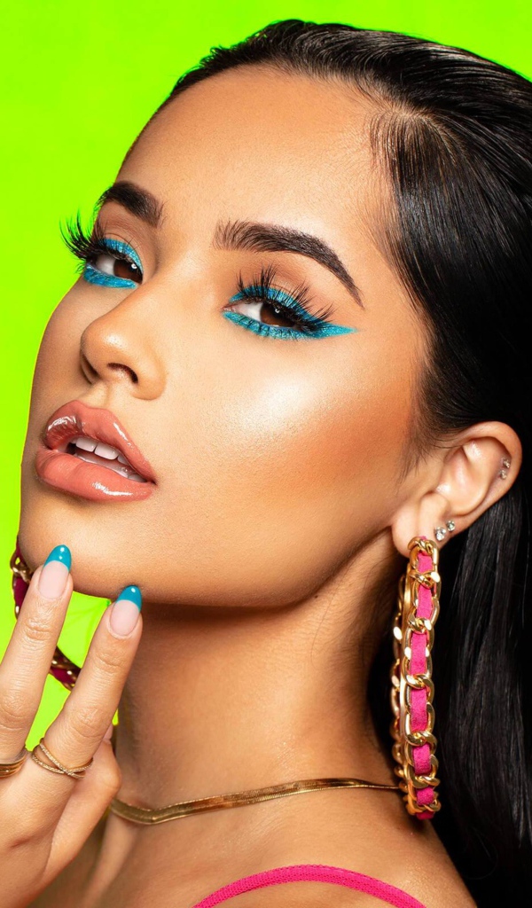 Певица Бекки Джи с ярким макияжем