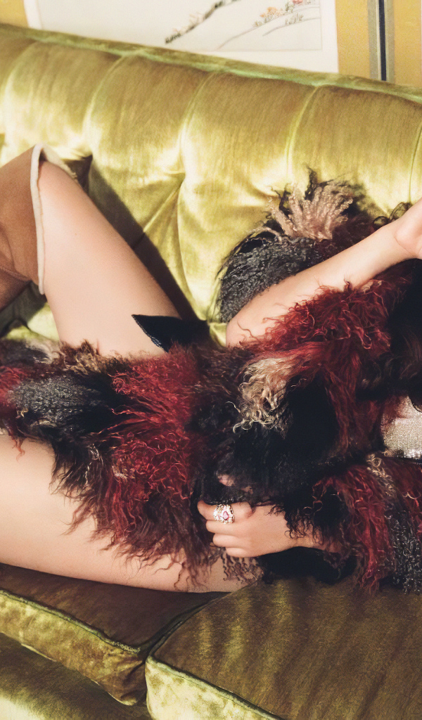 Певица Камила Кабельо лежит на диване