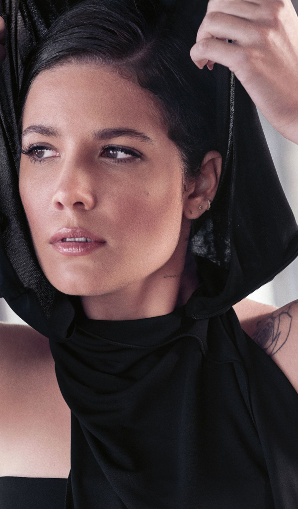 Певица Холзи с браслетами на руках