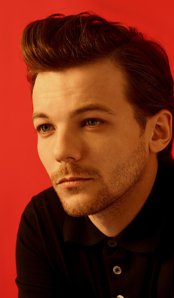 Певец Луи Томлинсон на красном фоне