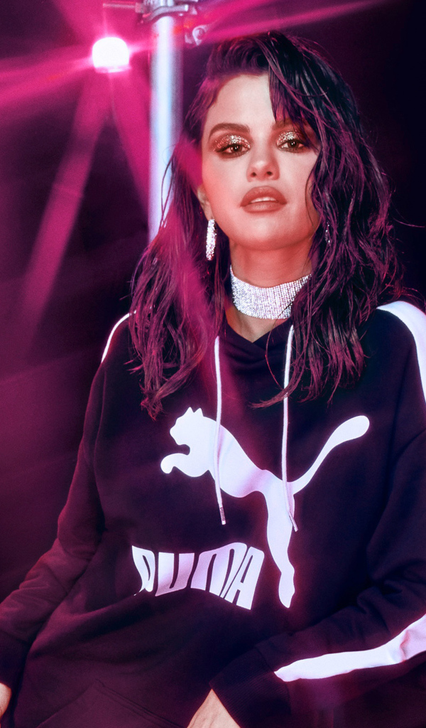 Певица Селена Гомес в спортивном костюме Пума 