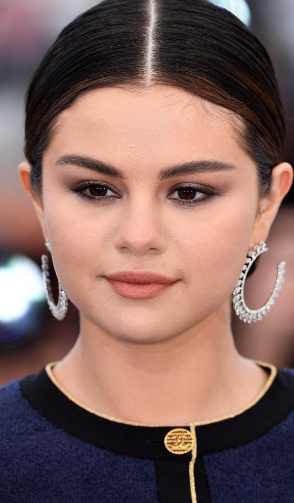 Певица Селена Гомез в большими сережками