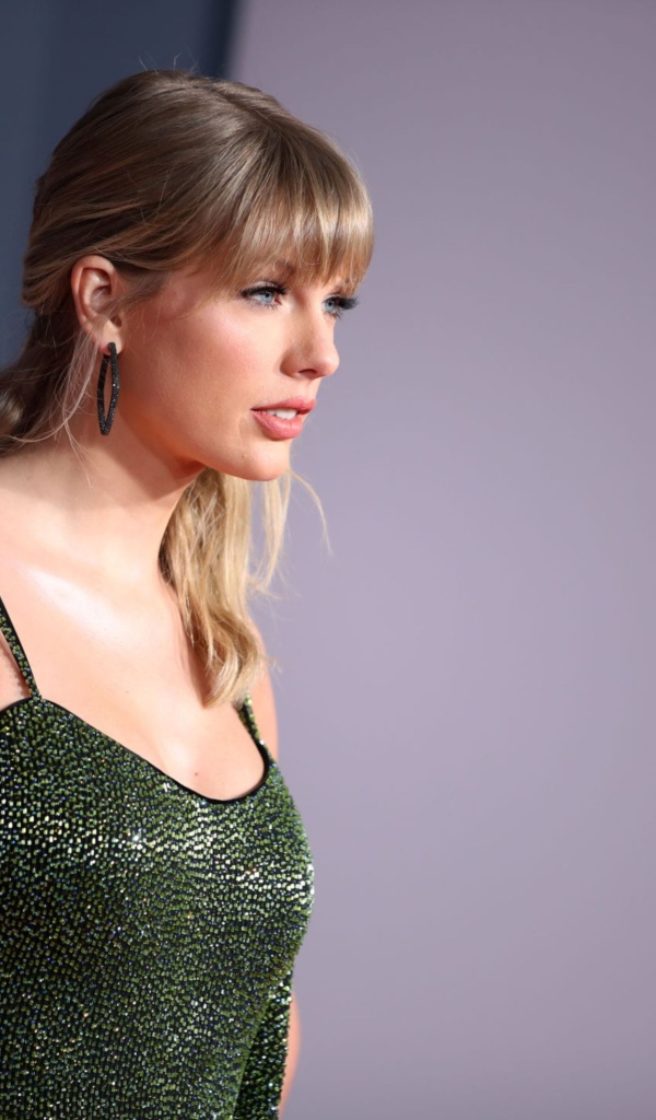 Певица Тейлор Свифт в блестящем платье 