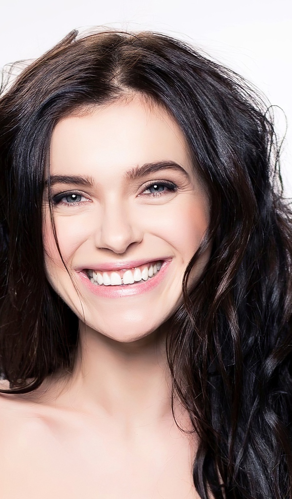 Улыбающаяся российская певица Елена Темникова