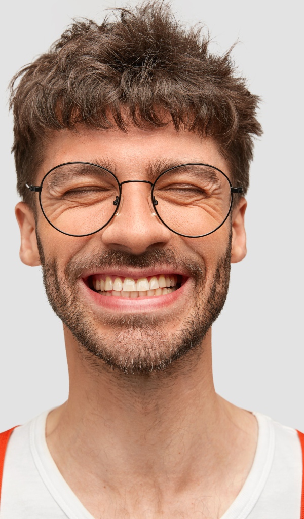 Улыбающийся бородатый мужчина в очках 