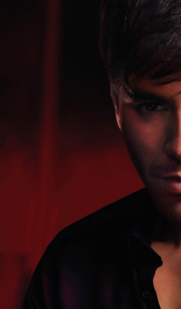 Испанский певец Энрике Иглесиас крупным планом