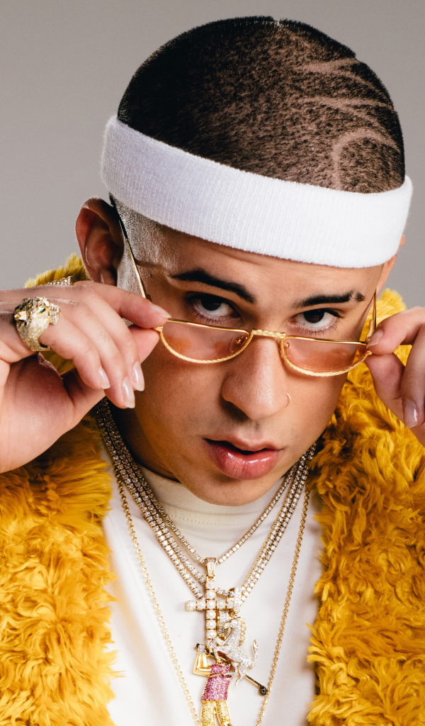 Стильный певец Bad Bunny на сером фоне