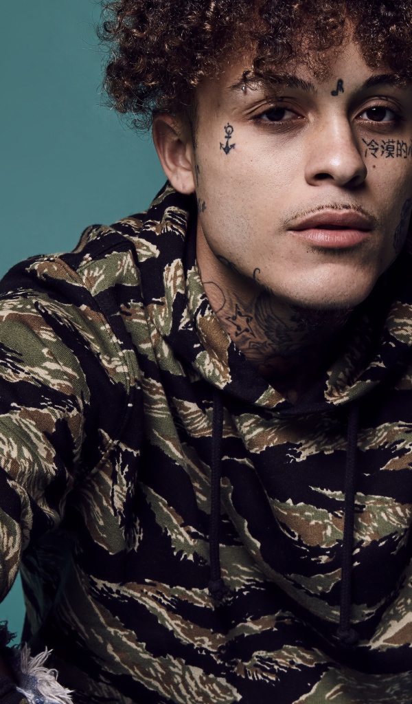 Молодой американский рэпер Lil Skies с татуировками на теле