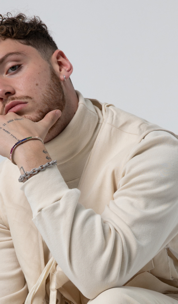 Молодой мужчина, американский певец Баззи в костюме