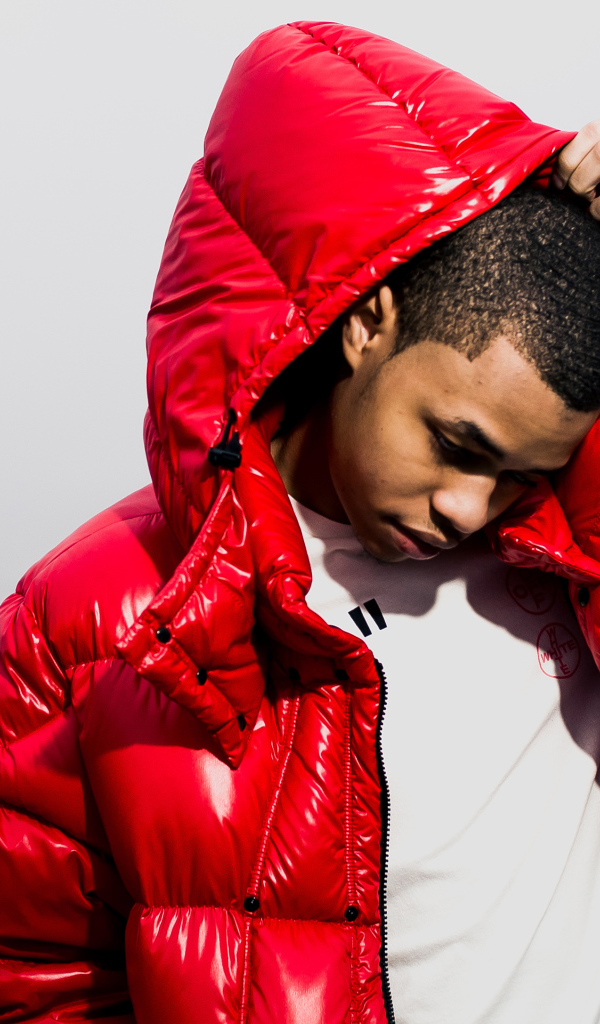 Молодой рэп исполнитель Jay Gwuapo в красной куртке