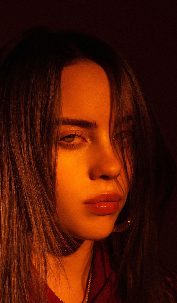 Молодая певица Билли Айлиш на коричневом фоне