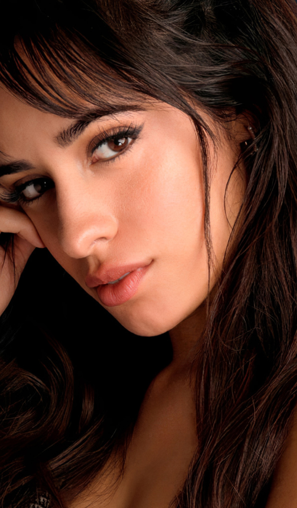 Молодая певица Камила Кабельо крупным планом