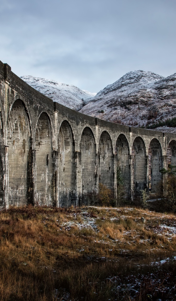 Мост акведук на фоне гор 