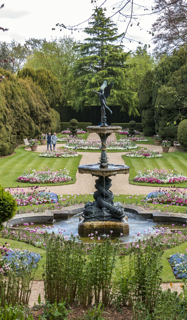 Красивый фонтан в живописном парке с зелеными деревьями