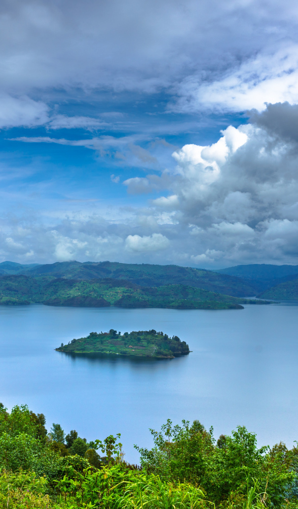 Красивый вид с высока на залив под грозовыми облаками