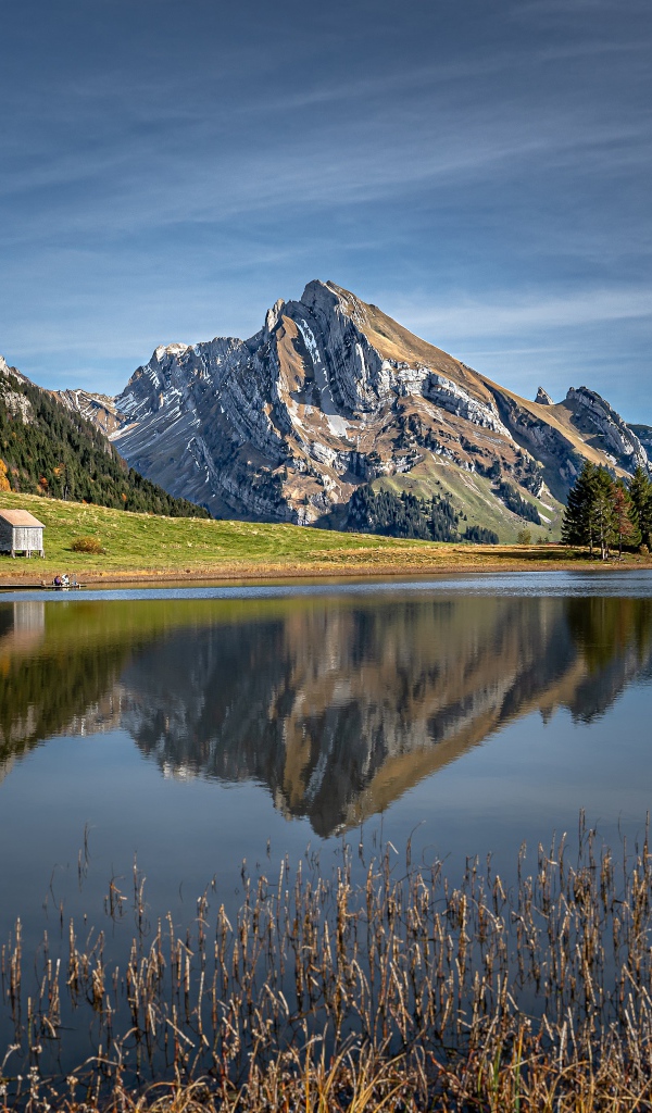 Красивый вид на прозрачное горное озеро под голубым небом 