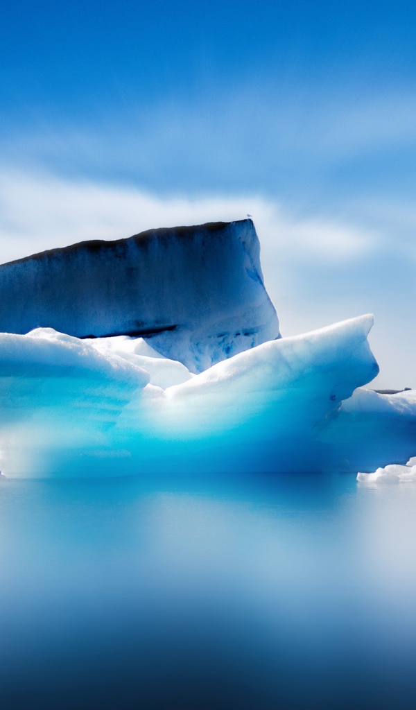 Большой синий айсберг в океане на фоне неба