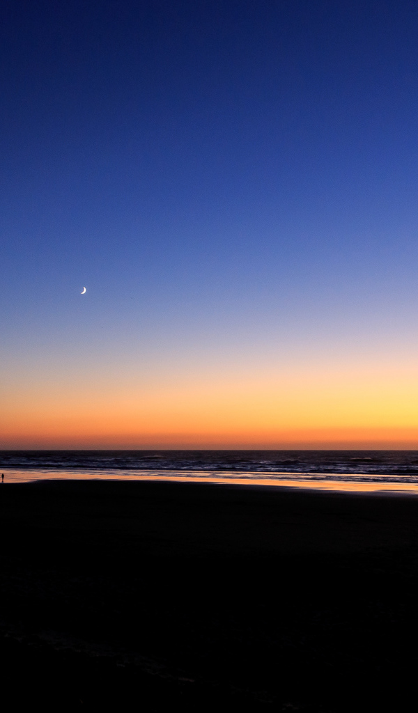 Спокойное море на закате солнца под голубым небом