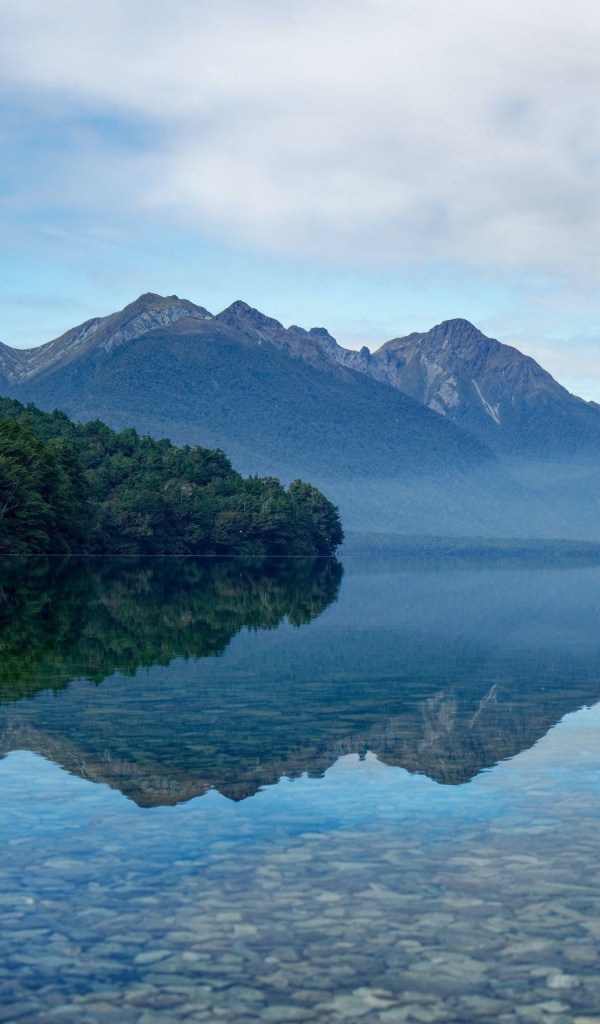 Прозрачная вода в горном озере  на рассвете