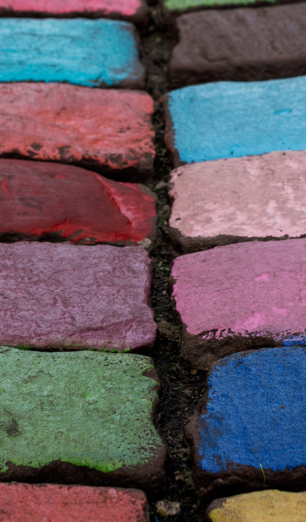 Разноцветные кирпичи на дороге 