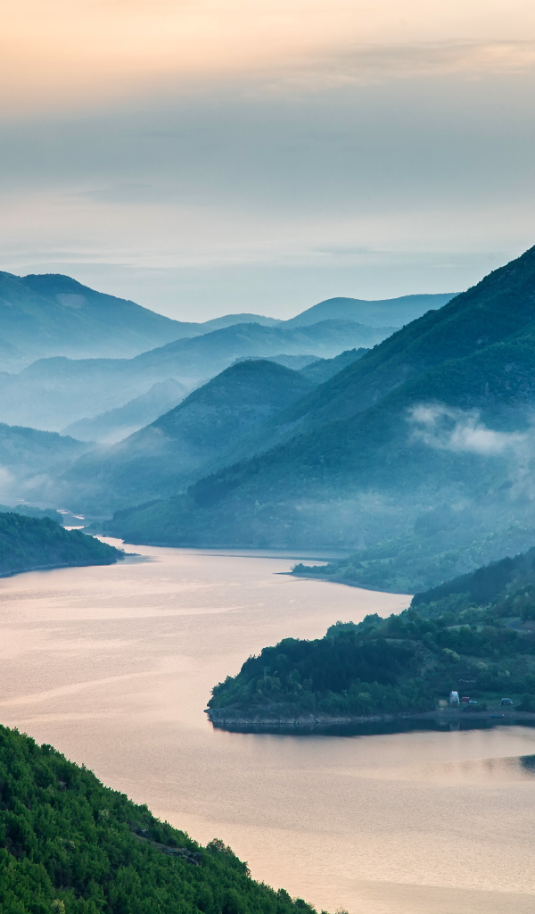 Туман над рекой у подножия гор