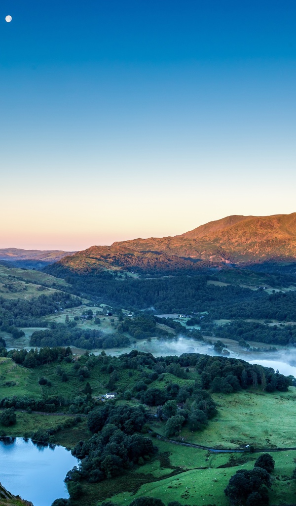 Туман над горной природой на рассвете 