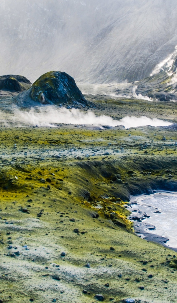 Горячие гейзеры у подножия гор 