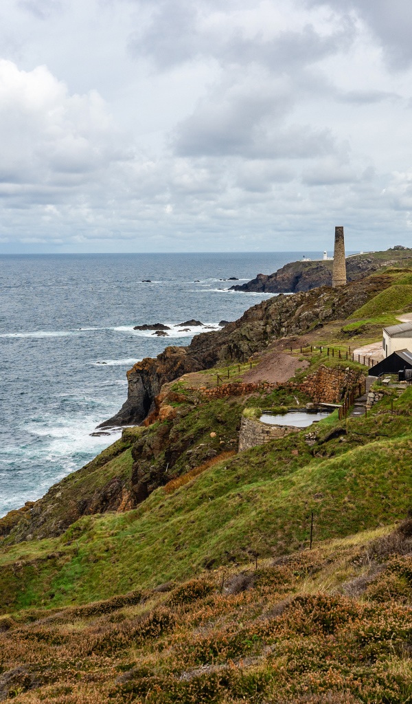 Дом на берегу скалы у океана 