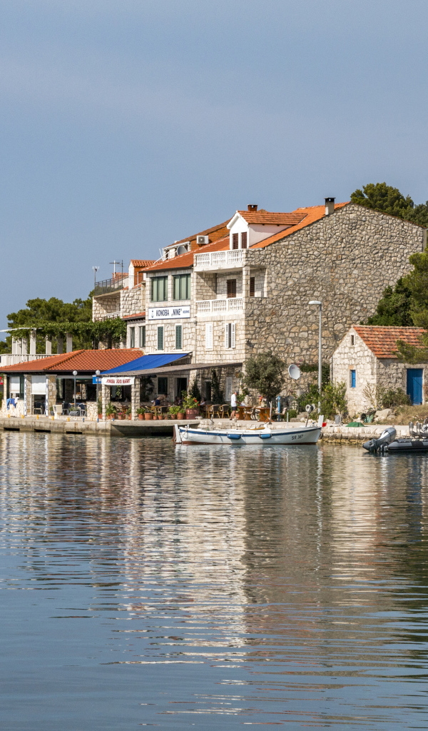 Дома на берегу залива под голубым небом
