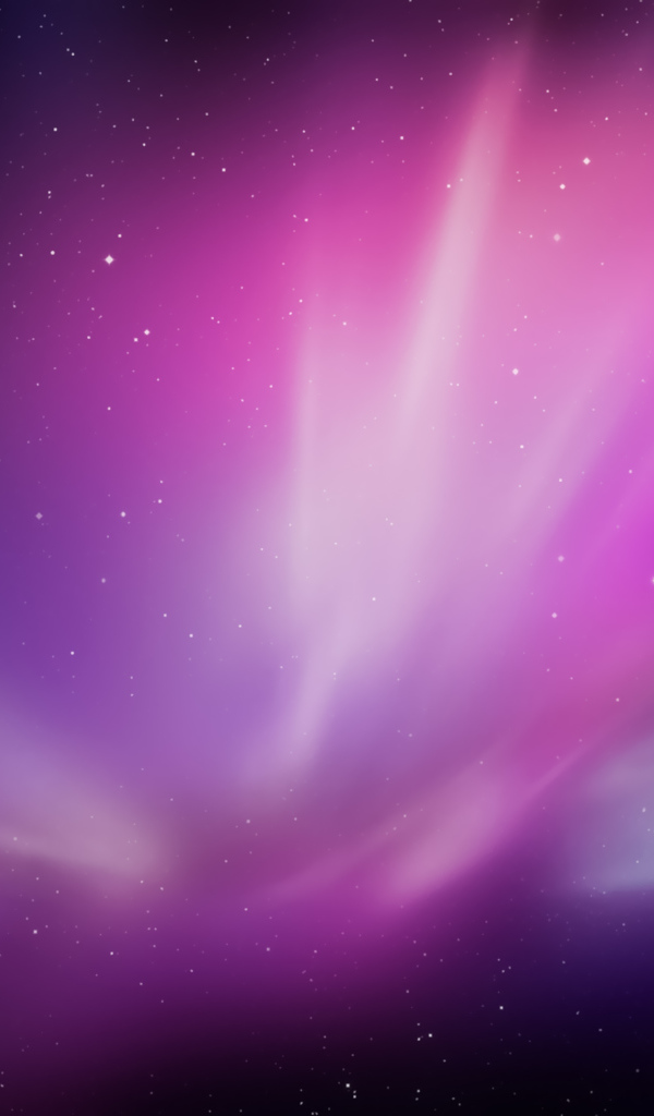 Сиреневое северное сияние в звездном ночном небе 