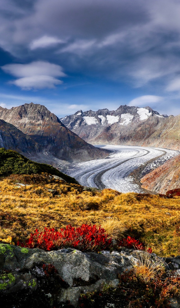 Дорога в горах в лучах солнца в небе 