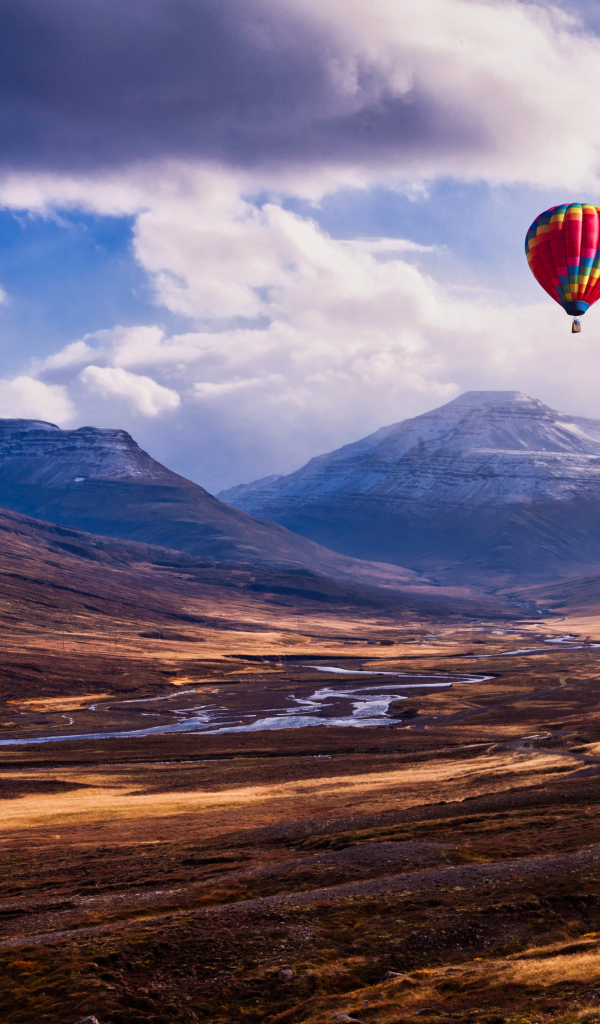 Разноцветный воздушный шар в небе над горами