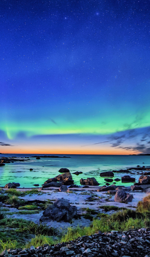 Северное сияние в небе над горным озером