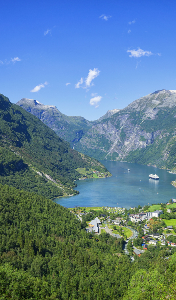 Норвежский фьорд в покрытых зеленью горах 