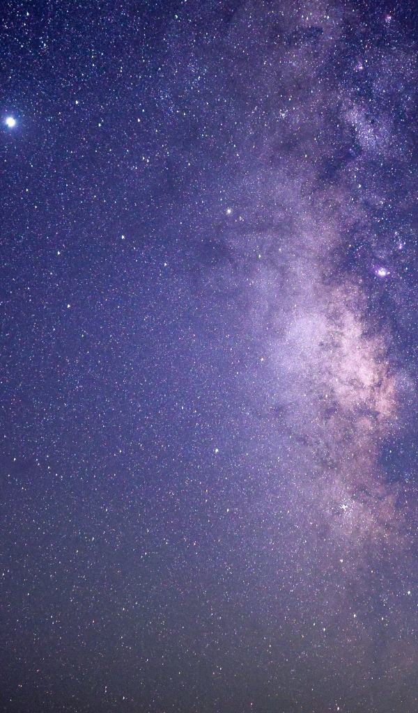 Фиолетовый млечный путь в звездном небе 