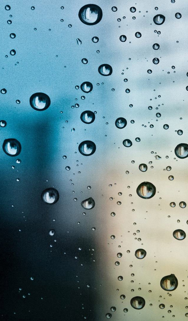 Капли дождя на холодном стекле 