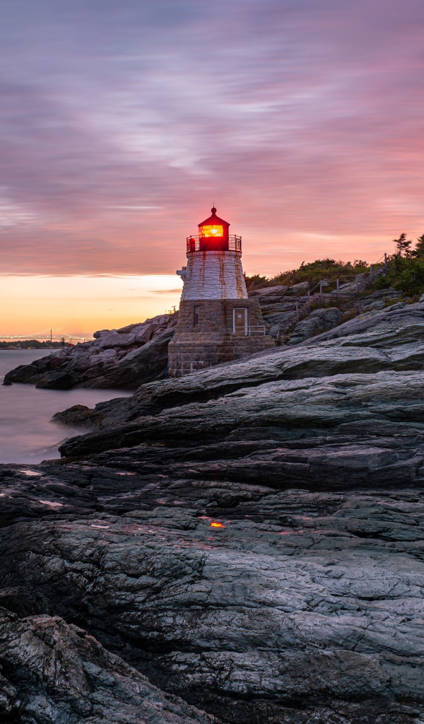 Каменный берег в океане с маяком 
